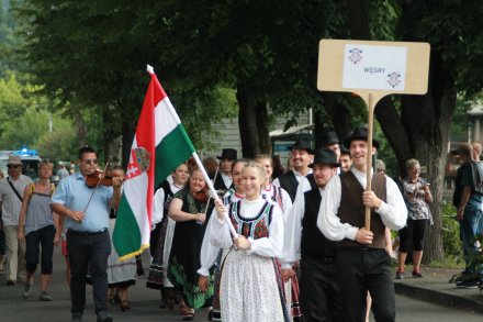 Barwny korowód z okazji TKB przeszedł przez Wisłę